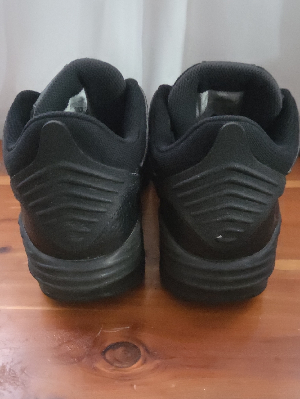 Air Jordan Sneakers, Y 6 - Picture 3 of 4